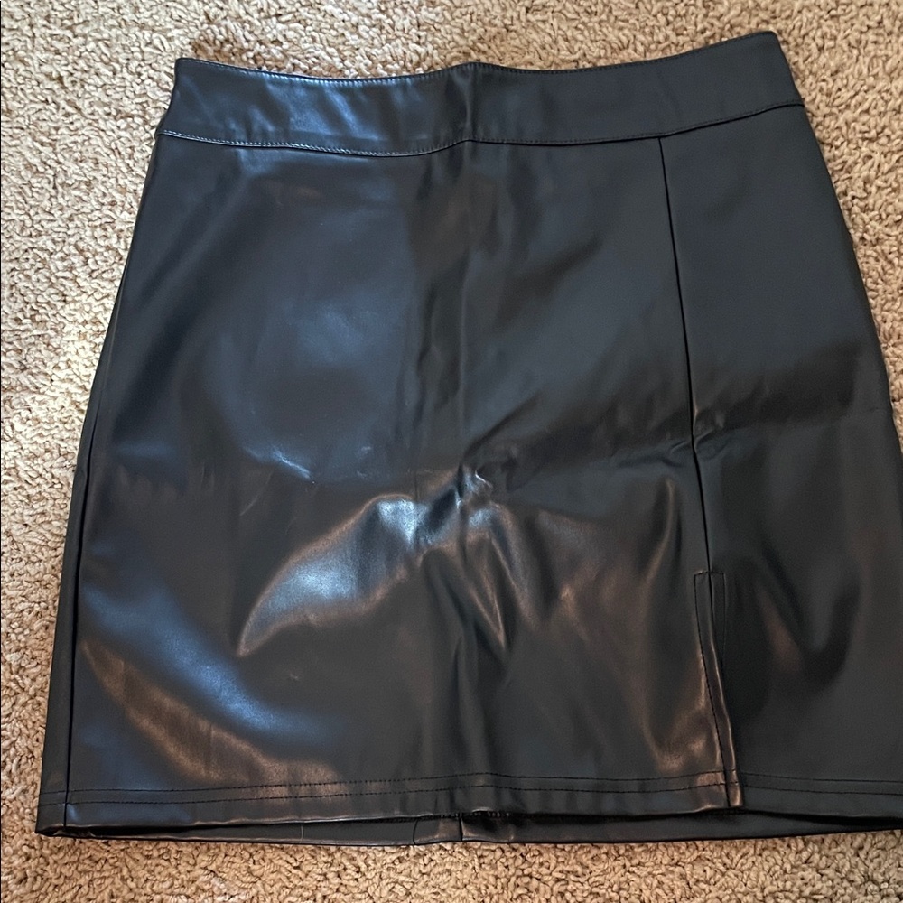 SHEIN Black Faux Leather Mini Skirt with Front Slit